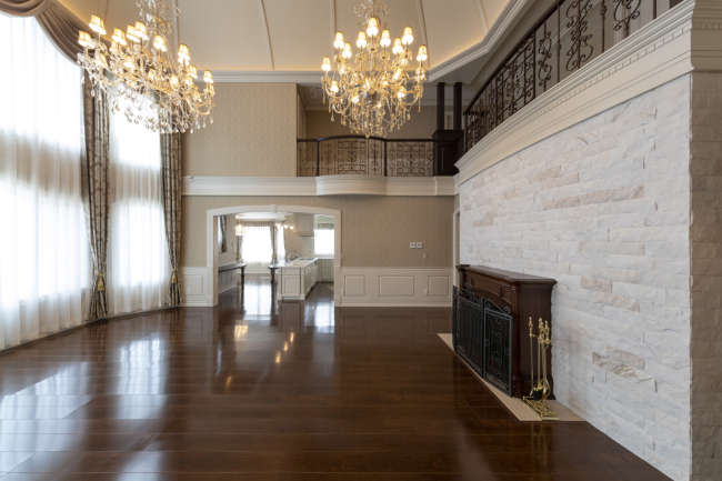 ヨーロッパのお城のような住宅の内観