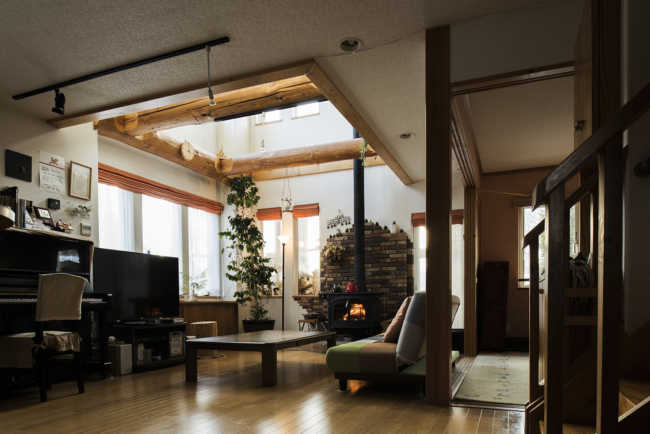 山小屋のような家の薪ストーブ