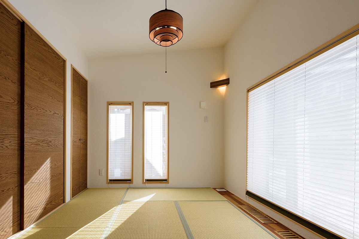 来客が気兼ねなくくつろげるよう、家族の生活動線と分離し、離れのようにしつらえた1階和室
