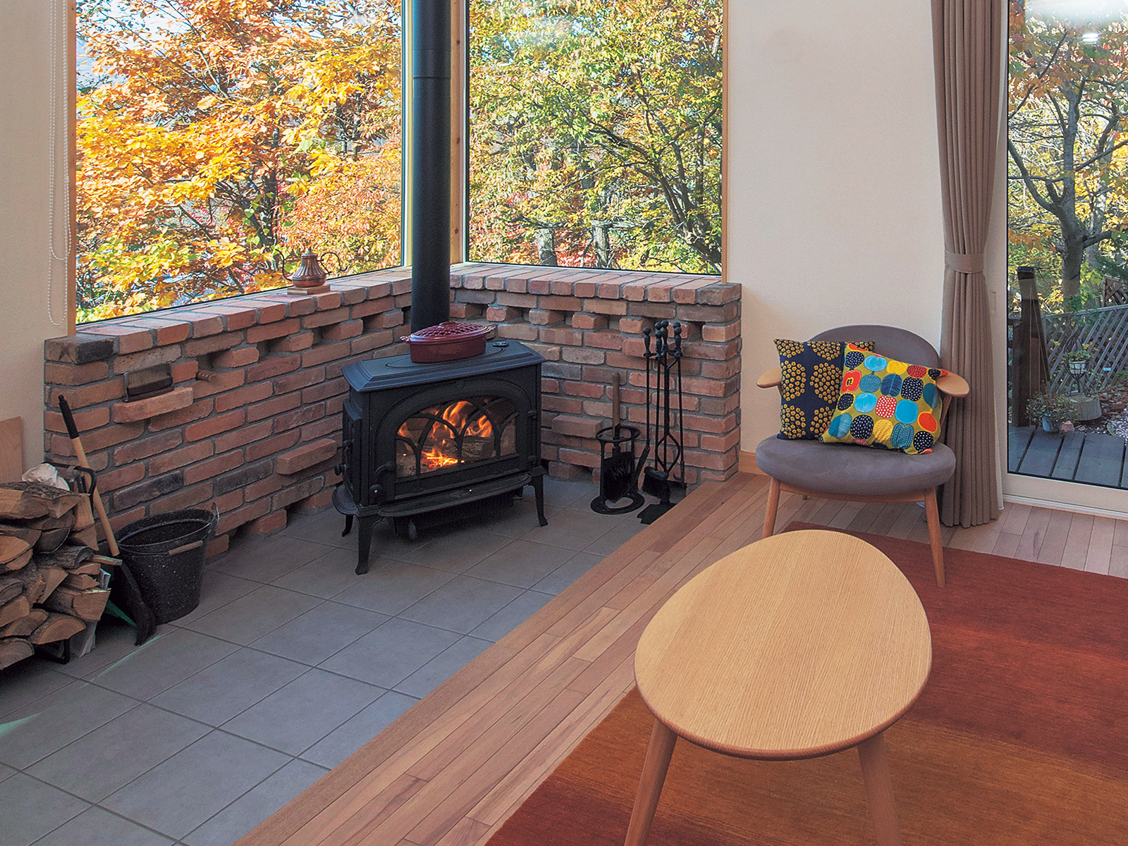紅葉と薪ストーブ