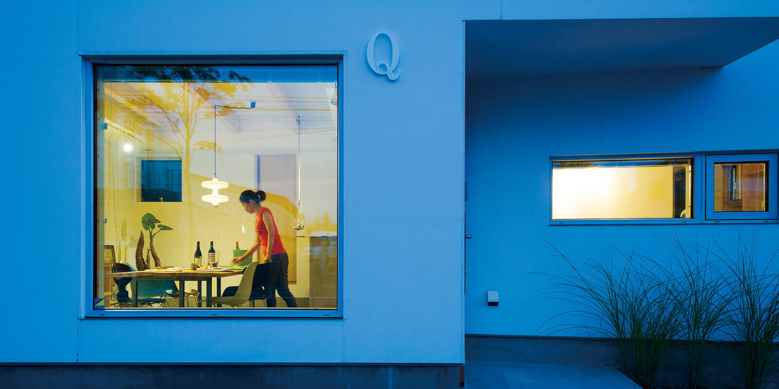 コミュニティルームは、北東側に接する前面道路からも様子が伺える地域に開けたプランニング