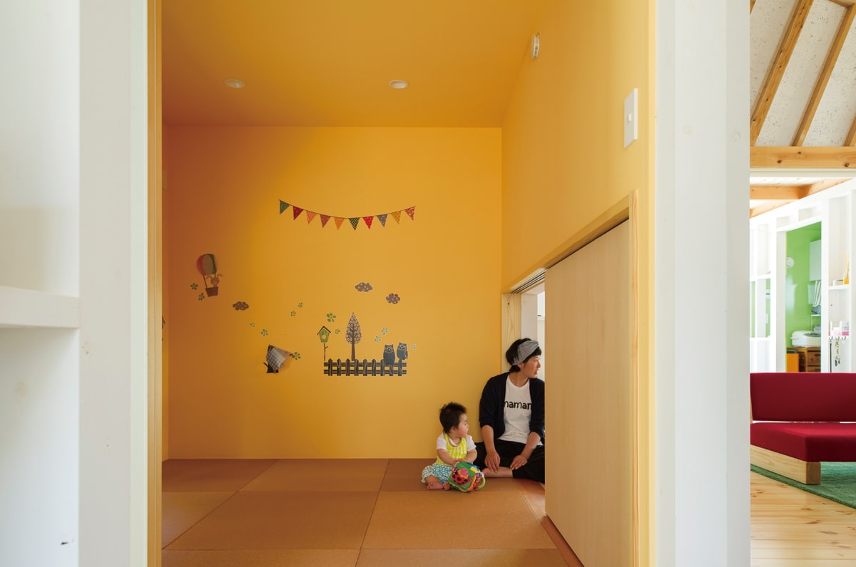 和室はまるで茶室の躙口(にじりぐち)のような低い引き戸を採用。床でくつろぐこと、和室内から広間へ出た時の開放感などを意図してつくられた