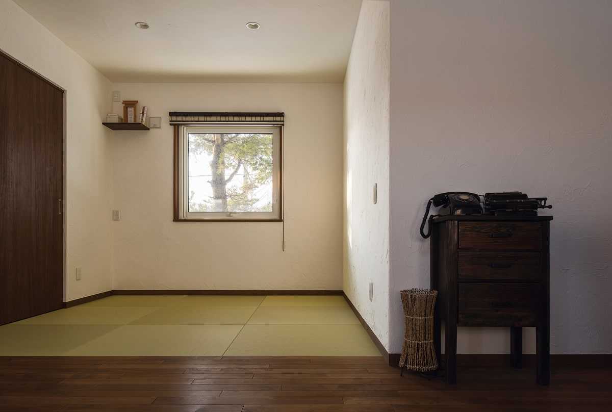 リビングの横に配した和室は、建具で仕切らずオープンに。祖父宅にあったという黒電話が空間に馴染んでいる