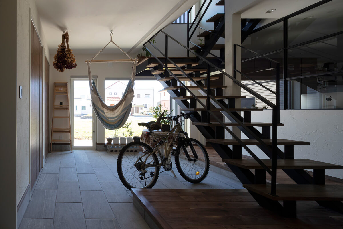 季節のディスプレイから自転車の手入れまで、さまざまに使える広々とした玄関土間