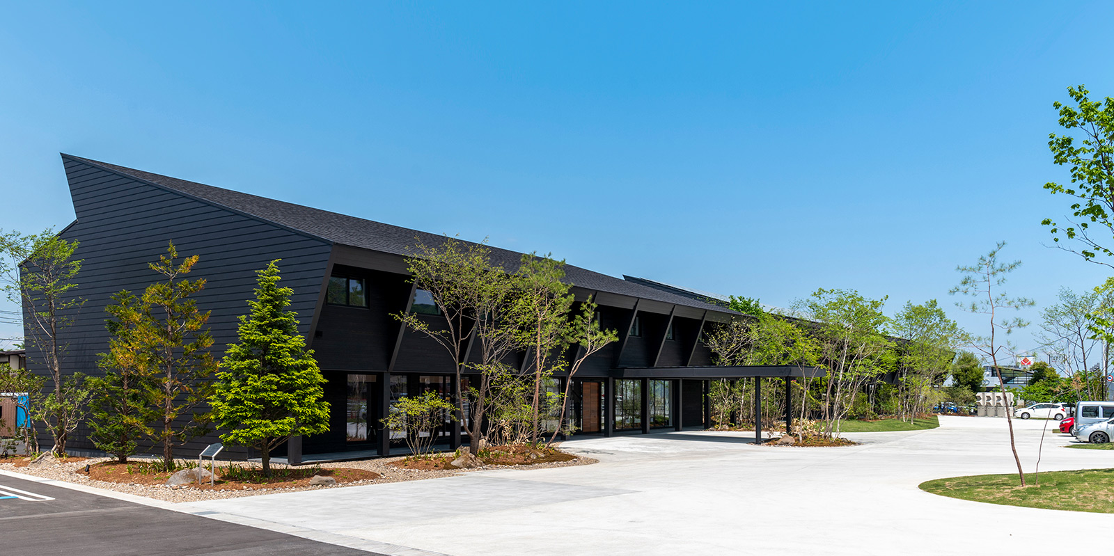 緑を生かすために採用された横長のデザインが重厚感を醸し出す