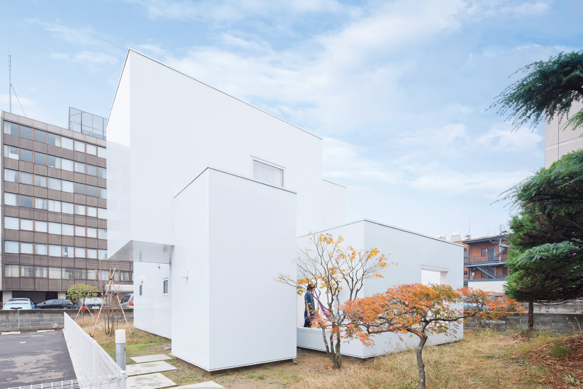 アプローチから見た、House Iの全景