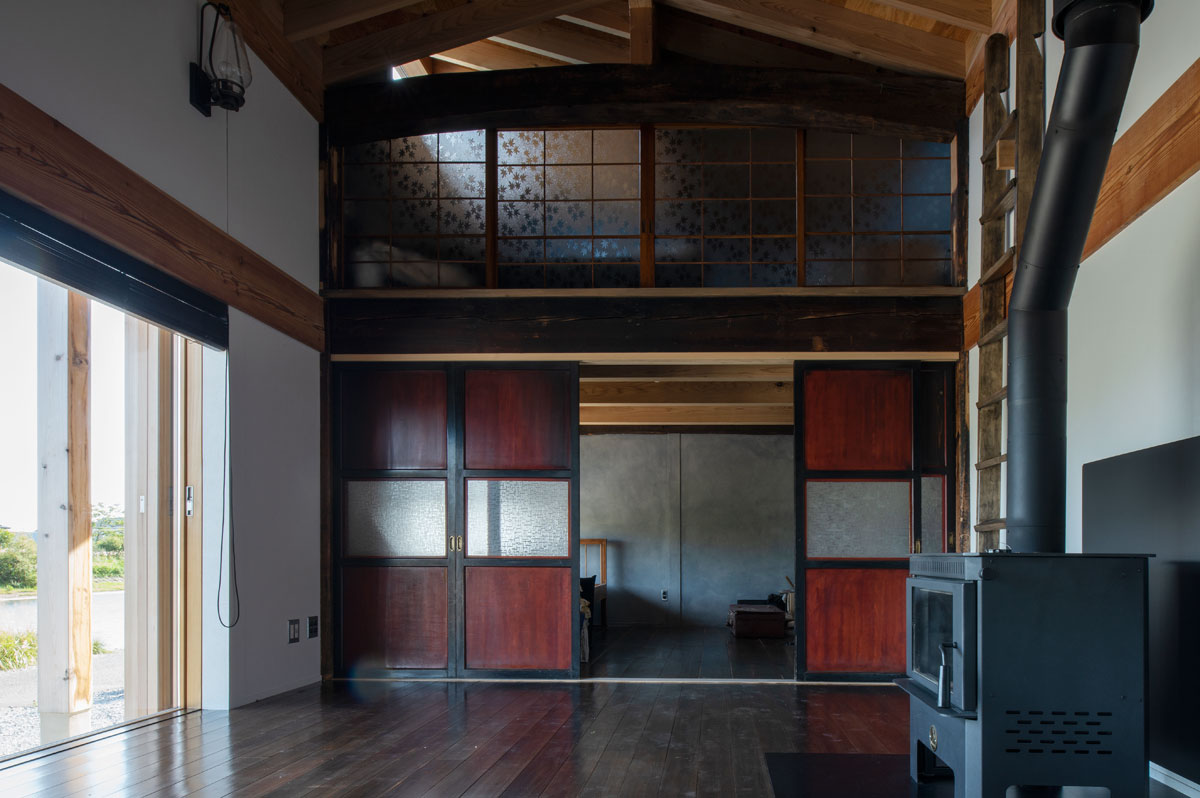 古家の古材や建具を生かした和テイストの住まい。フローリングを古材と同じ濃い色にすることで統一感をもたせている
