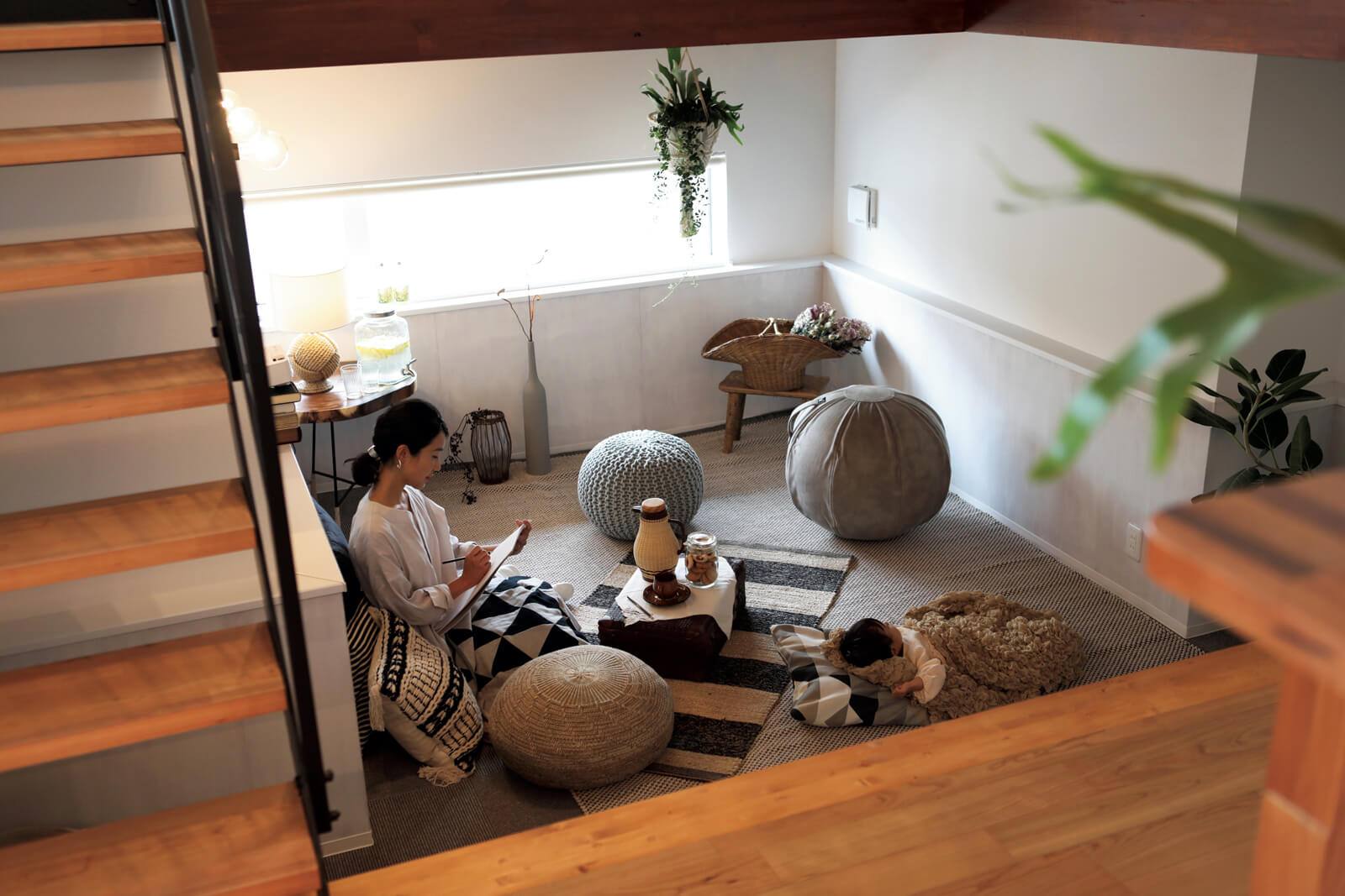 キッチンから一段下がったスペースは、ママと子どものゴロゴロスペー ス。夜はシアタールームとしても使える