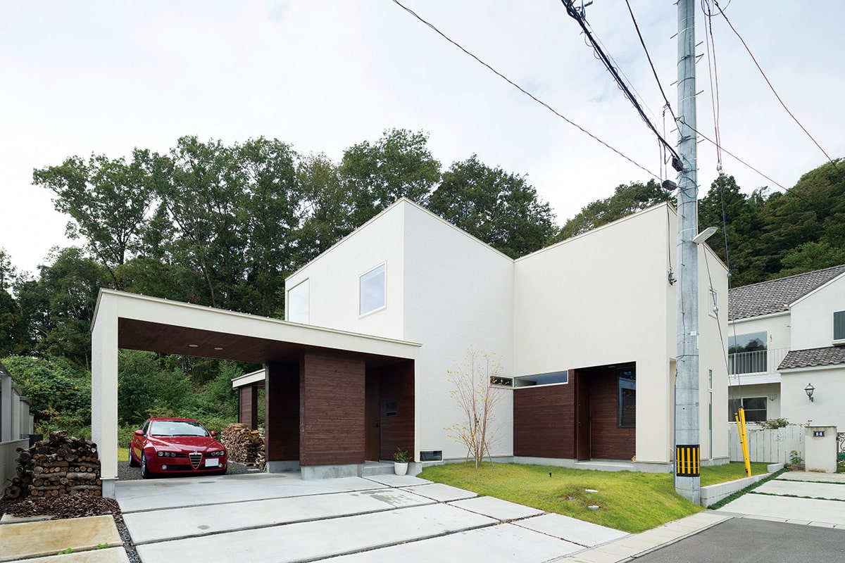 森に寄り添うように建つSさん宅。実際の建坪以上に大きく見えるのはデザインの妙