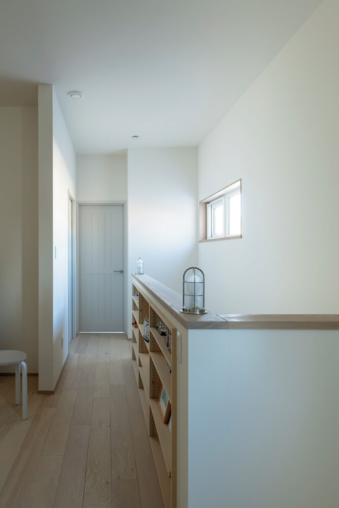 北欧旅行で学んだ色彩の感覚が生かされている2階。建具もペイントで仕上げた