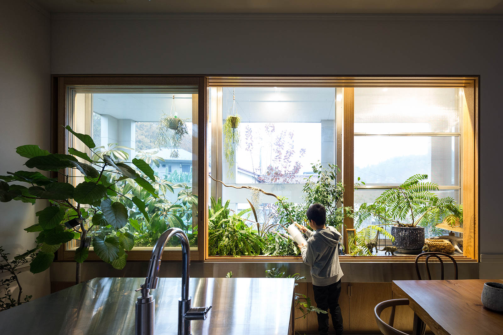 植物の世話が趣味というご主人の要望でオーダーメイドされた温室のような空間。室内からも外のテラスからもアクセスできる設計