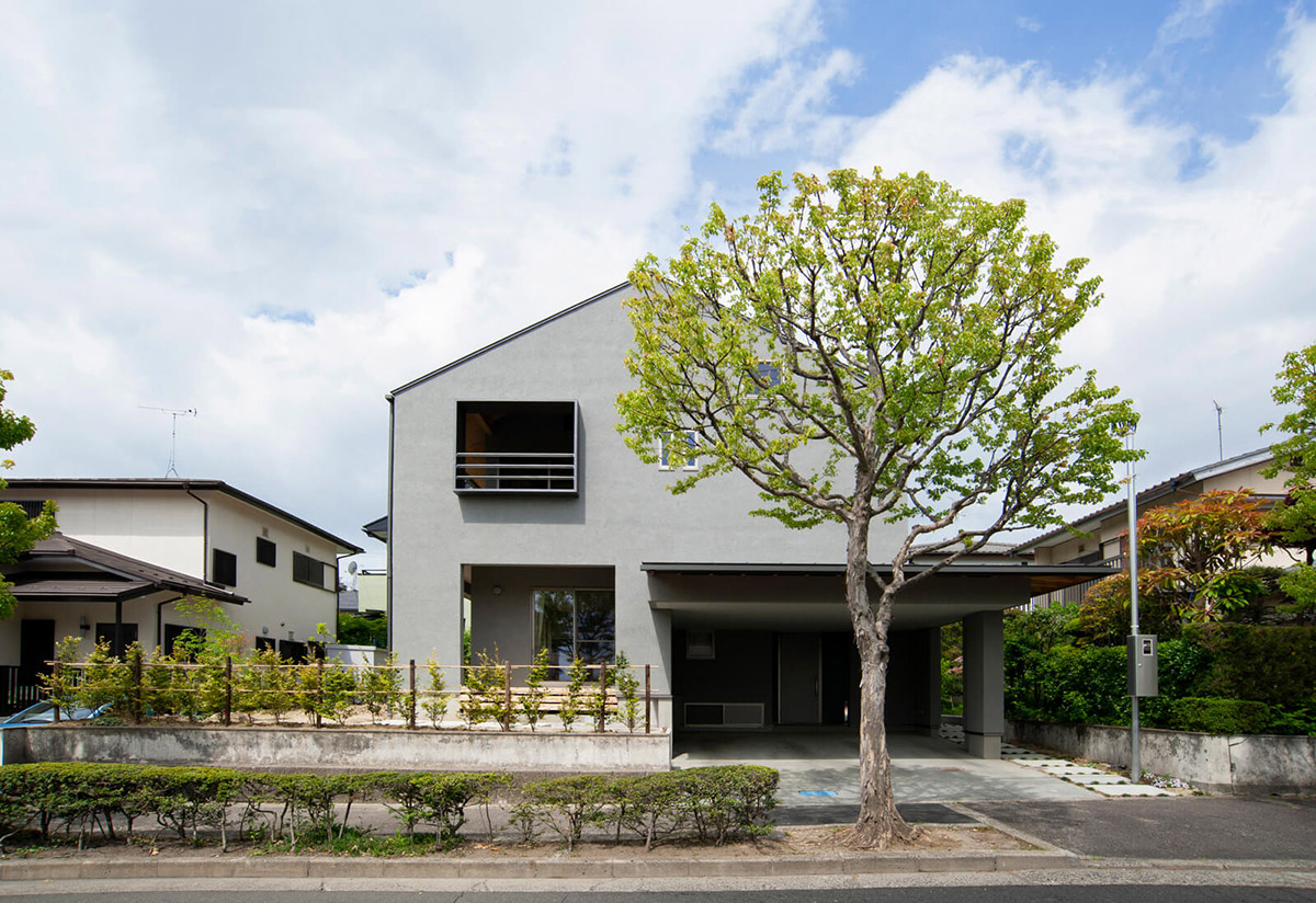 シンプルなフォルムの外観。ガレージの大きな屋根は家族や訪問者を大らかに迎え入れる（撮影／菅野 哲也）