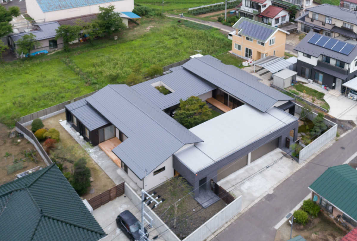 上空から見たKさんご一家の住まい。親世帯の代々受け継がれてきた広大な敷地に理想的な平屋がプランされた