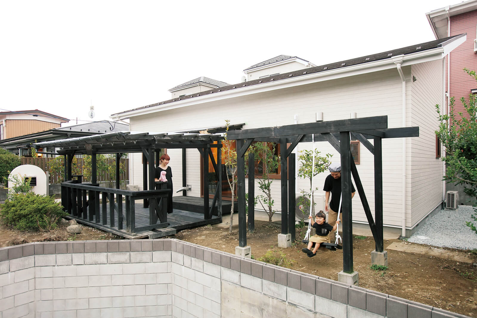 庭遊びを楽しむOさんご一家。「楽しく子育てができそうな家が建てられて、とても嬉しいです」と大満足のご様子。ウッドデッキでランチを楽しんだり、ハンモックを吊るして昼寝をしたり…。「夢が広がります」と奥さん