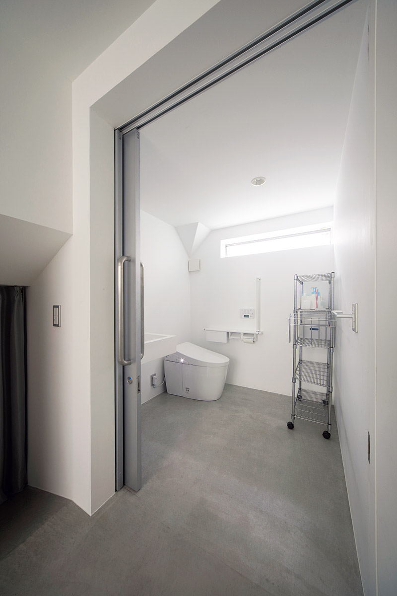 1階のトイレは車椅子でも利用しやすい広々とした設計。床材の土間コンクリートは傷や汚れがつきにくく掃除もしやすい