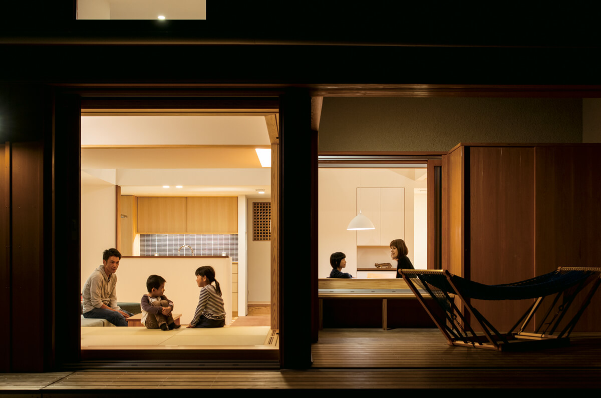 照明にシーリングライトは採用せず。「本を読むときはスタンドを用意すればいい。落ち着く空間にしたかったんです」と谷中さん