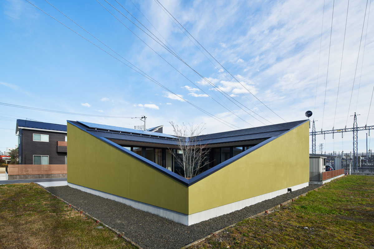 外壁をそのまま延ばしたような塀で中庭を囲う設計が住まいに安心感を与える
