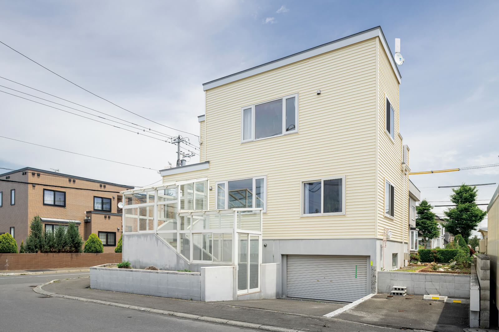 以前は薄いピンクだった外壁は、爽やかなオフホワイトに整えた