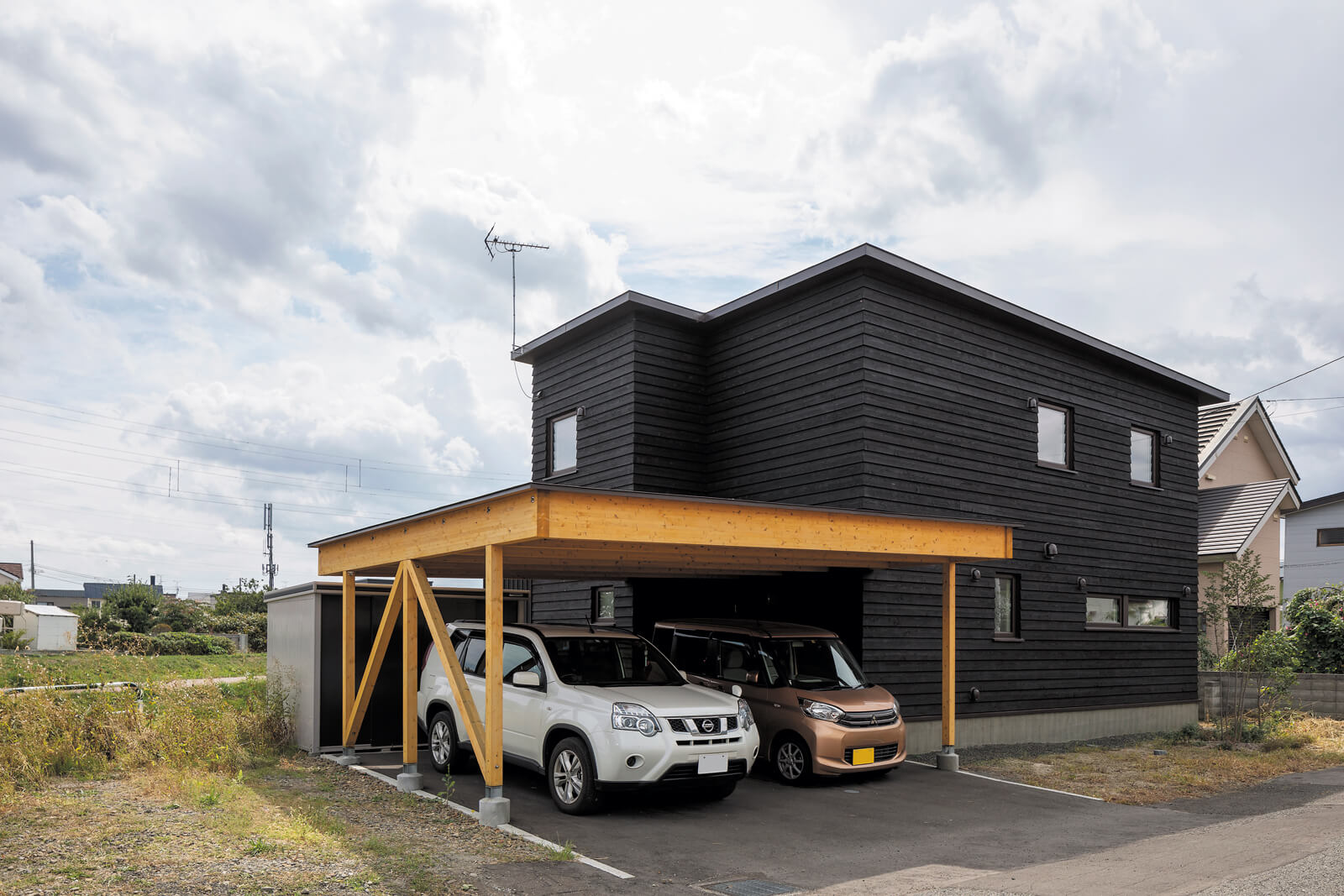 玄関アプローチも兼ねる屋根付きの広々としたポーチを備えたMさん宅