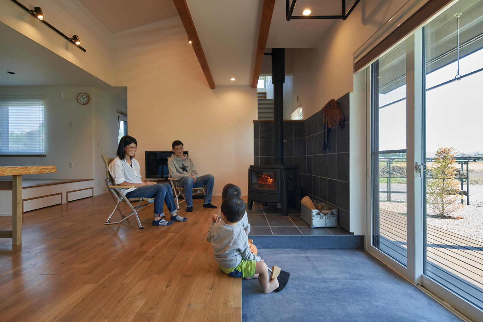 薪ストーブを囲んで、穏やかな家族の時間が流れる。冬場でも薄着で走り回るお子さんたちの姿が目に浮かぶ