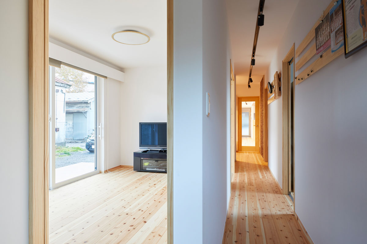 廊下の東面から寝室とリビングを望む。寝室・子ども部屋はセルフ塗装を行った