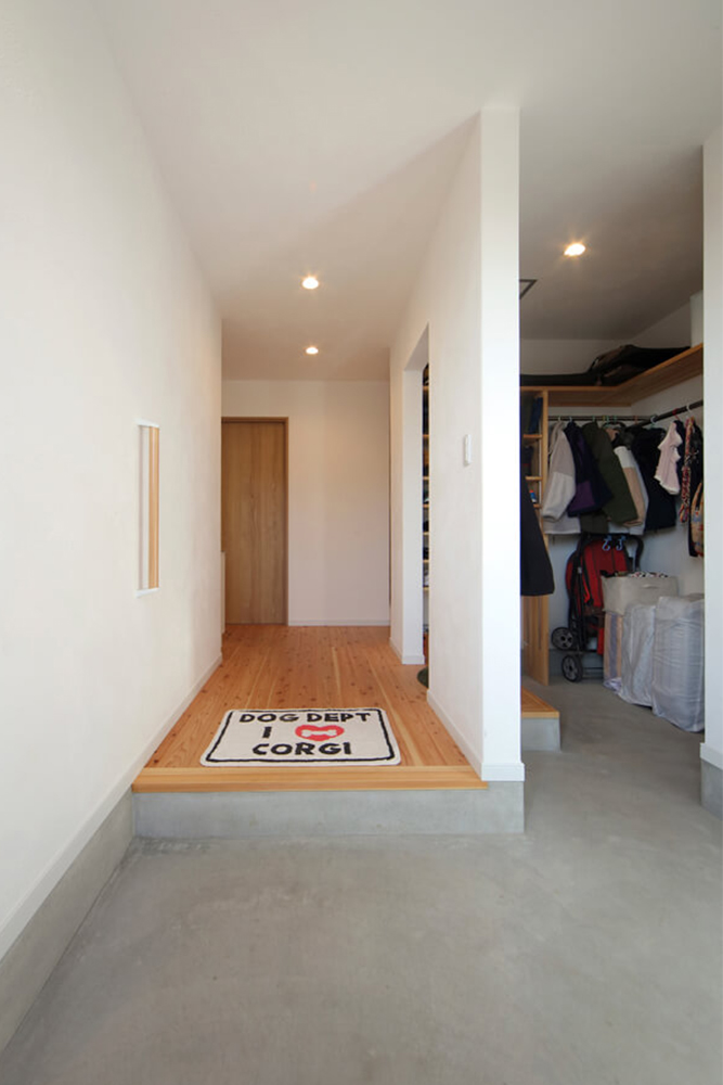 ゆとりの広さの玄関は、愛犬たちの散歩の準備などにも便利。造作棚には散歩グッズを収納している