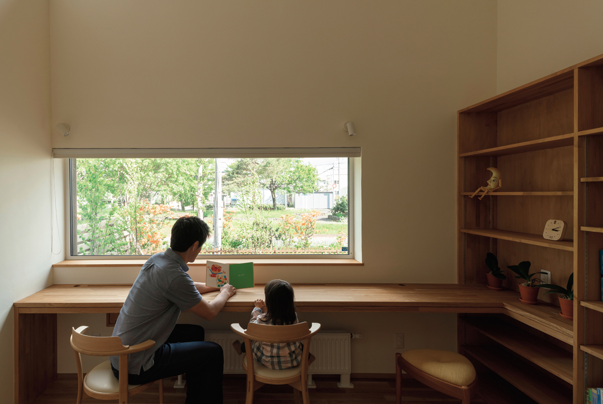 子ども部屋のカウンター机は、Sさんのお気に入りの場所。窓から見える庭の木々や緑道が清々しい