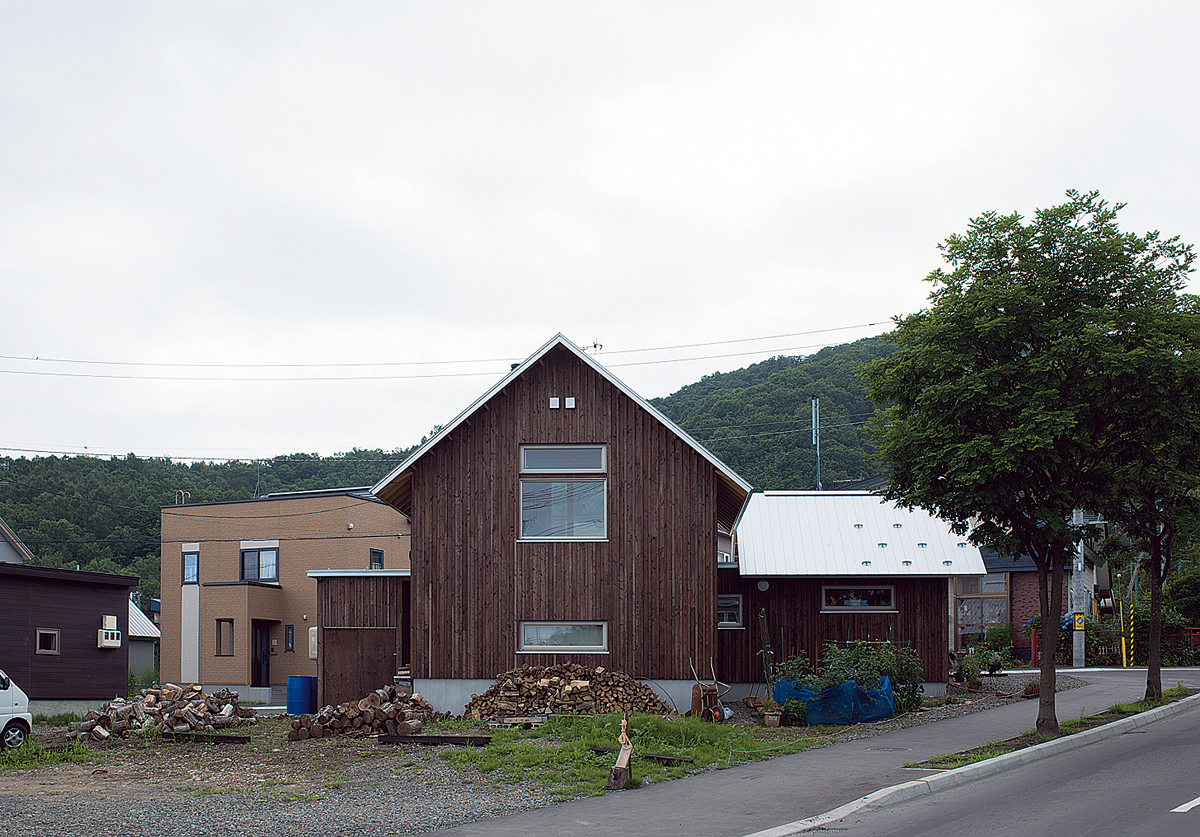 西側の外観。屋根の傾斜と連なるように後ろに山並みが見え、 季節ごとにその風景を楽しむことができる