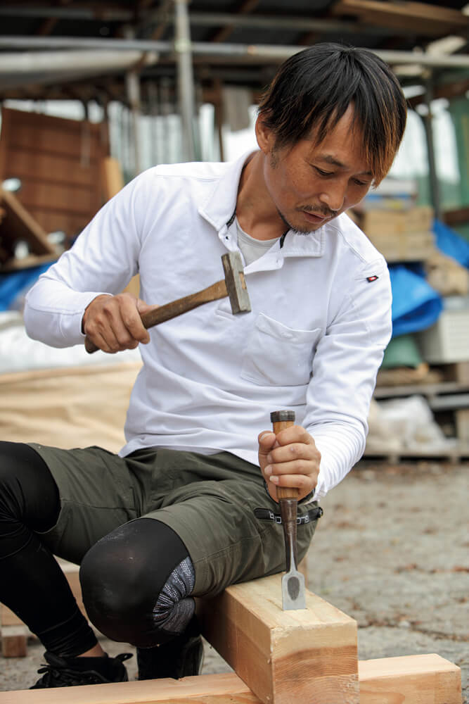 会社の代表であると同時に、棟梁として現場で腕をふるう勇紀さん。「一職人としては、技術をさらに高めて、お客様の信頼を得ることはもちろん、自分自身も納得のいく家をつくりたい」と、ノミを握る手にも力がこもる