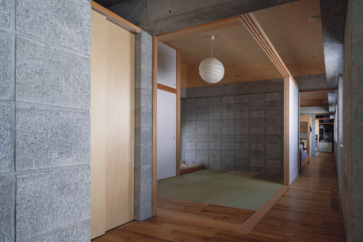 4畳半ほどの広さの和室は、2方向を建具で仕切って個室にできるつくり