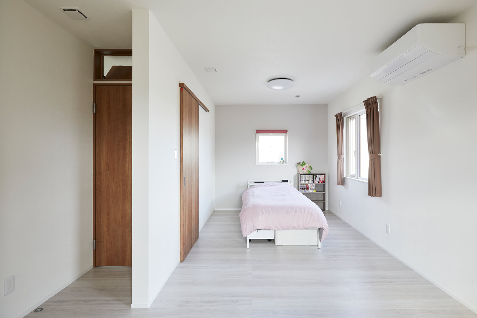 2階の寝室。将来子ども部屋として使うことも想定し、2部屋に仕切れるようプランニングされている