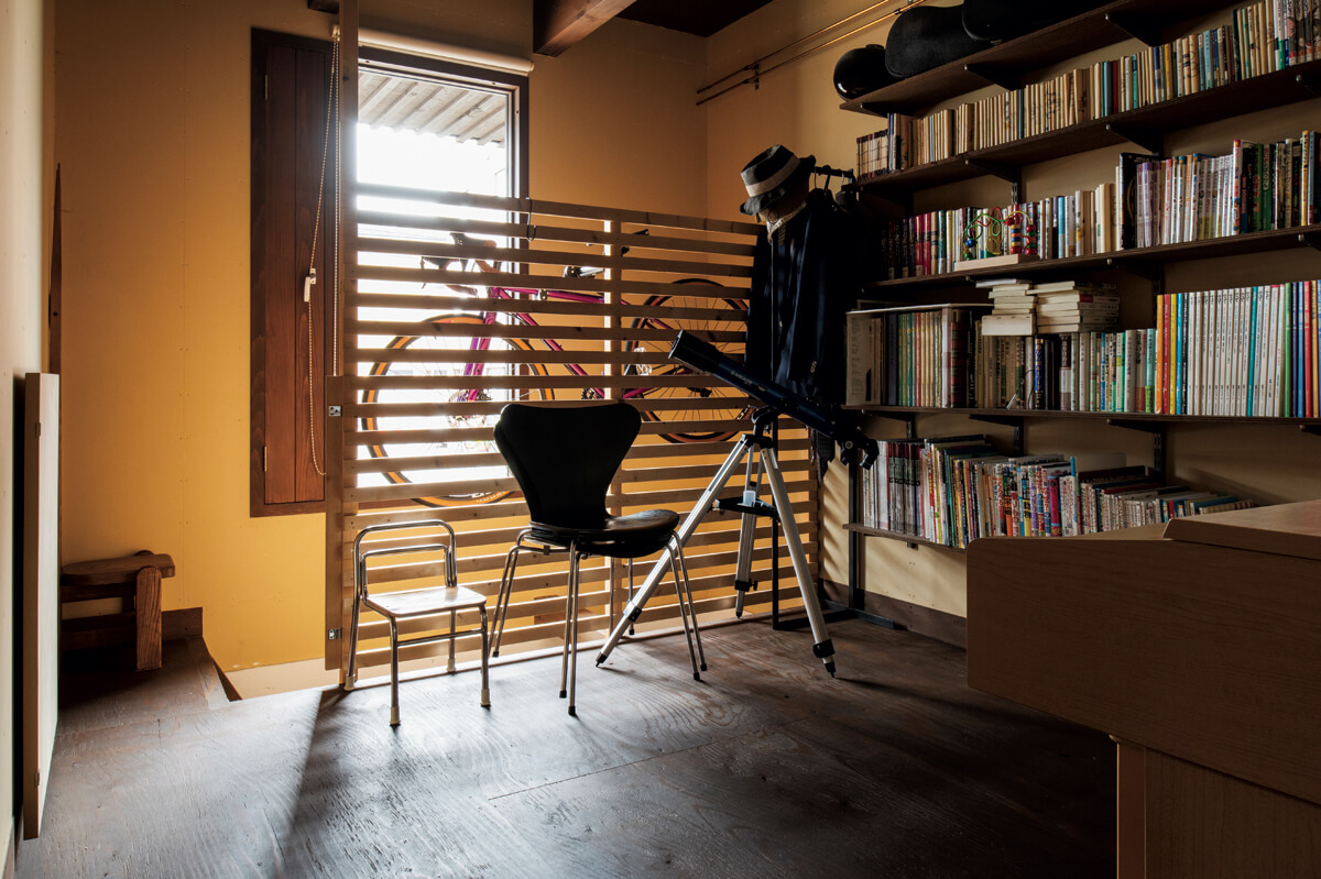中2階に設けられた「本の部屋」。将来的には下地材状態の壁を塗装して、娘さんの部屋に替える予定