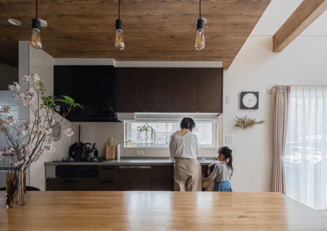休日は趣味のダーツを自宅で満喫。パッシブ換気の省エネ住宅
