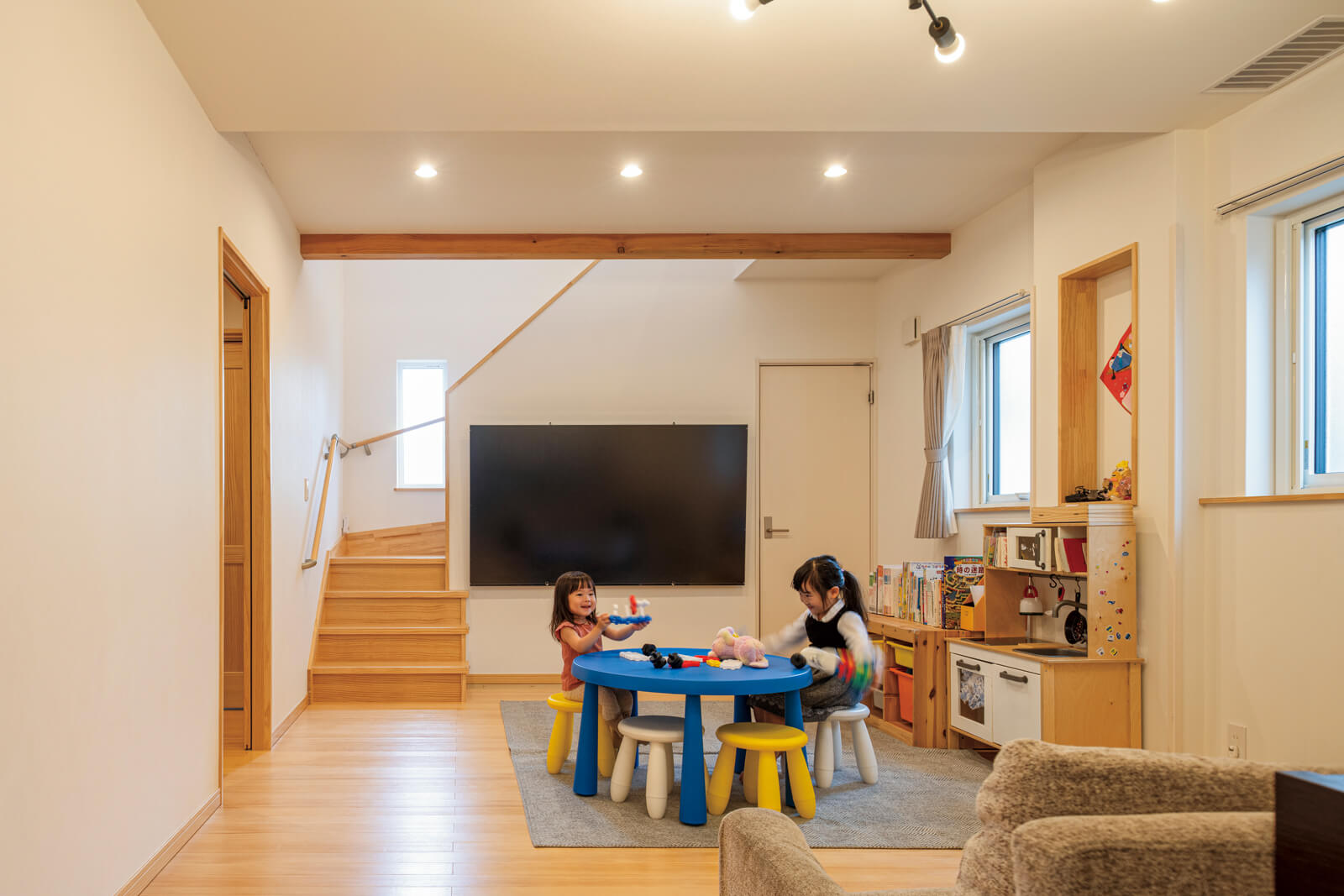 子どもたちの遊び場でもあるリビング。床材は、浮造り仕上げで裸足が気持ちいいニュージーランド産のラジアータパイン、壁や天井は、汚れたら上から塗装できるエコフリース（紙クロス）で仕上げた。いずれも体に優しくメンテナンスコストがかかりにくい同社の標準仕様