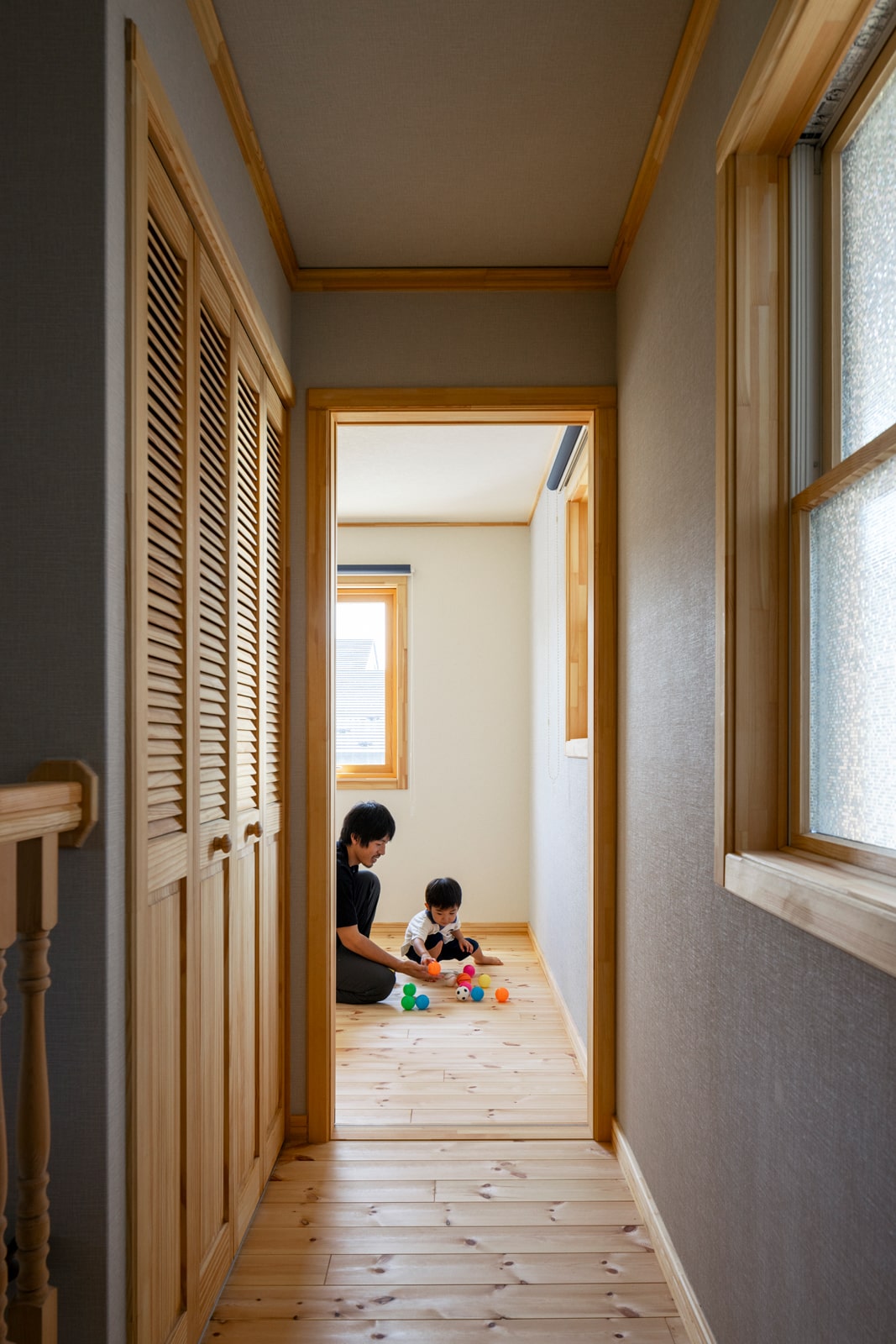 多目的ホールから延びる廊下でつながる、離れのような子ども部屋