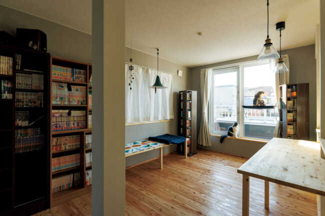 2階にあった2部屋のうち、1部屋は階段室との間の壁を取り払い、オープンな書斎スペースに変更。トドマツ材のベンチとデスクは、カサシマ建設で造作した 3.高断熱化を重視したMさん宅のリノベーションでは外断熱を付加し、すべての窓をペアガラス入りの樹脂サッシに交換。壁厚が増したためにできた窓台は、愛猫たちのくつろぎの場に