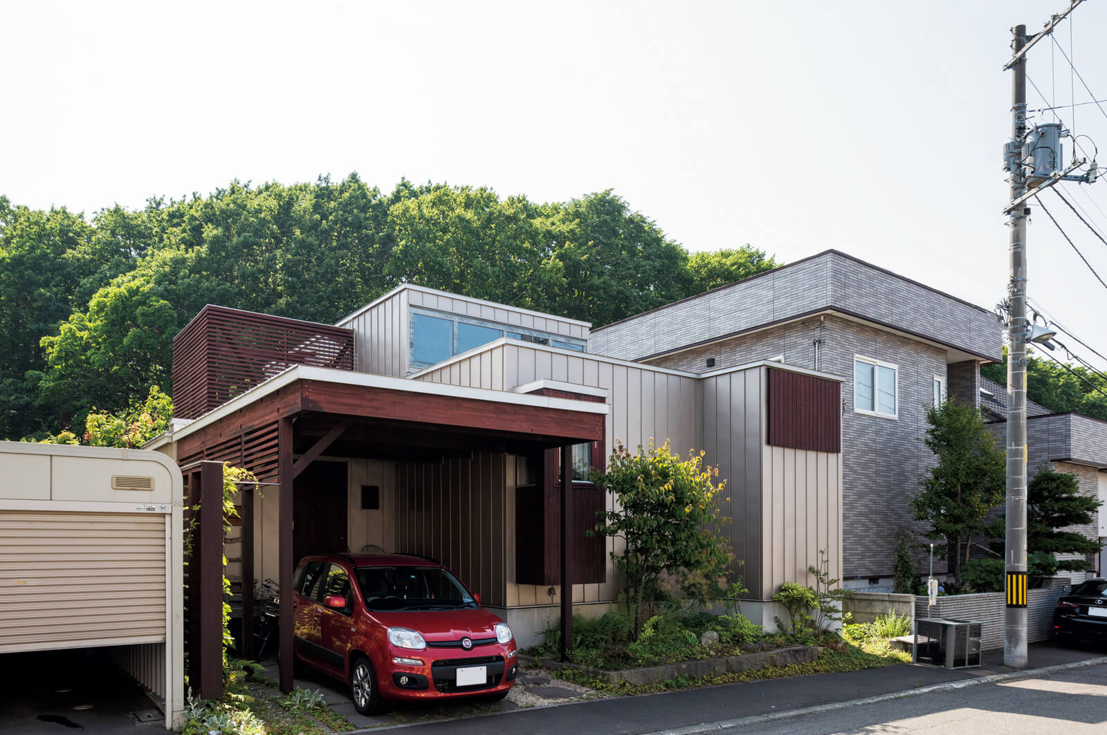 住まいの北東側は道路に面しているため、大きな開口を設けず周囲の視線を気にせず暮らせるように配慮した