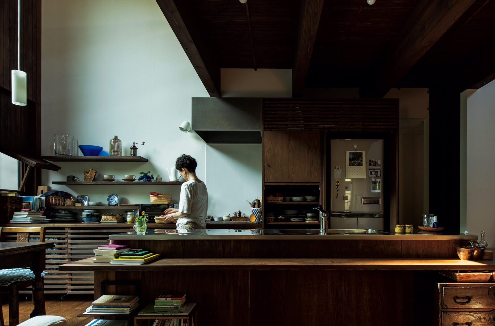 料理をつくり、食べることを大切にしているTさんご夫妻の暮らしの主役はキッチン。「住まいの中央にキッチンがあるって、とても新鮮ですよね。初めてプランを見せられた時、驚いたけれど、これしかないと確信しました」と奥さん