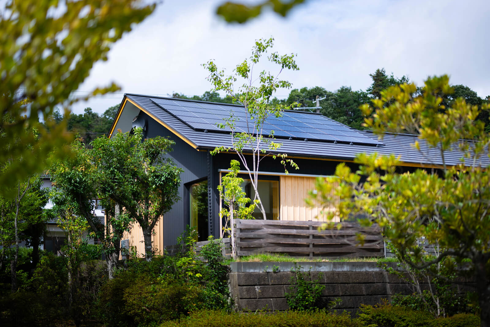 4.8kWの太陽光発電パネルを搭載した4人家族の住まい