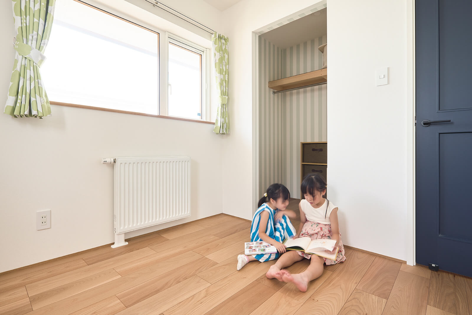 個室のクローゼットはオープンとし、ストライプの壁紙で見せる収納に。さりげないインテリアに住まい手のセンスが光る
