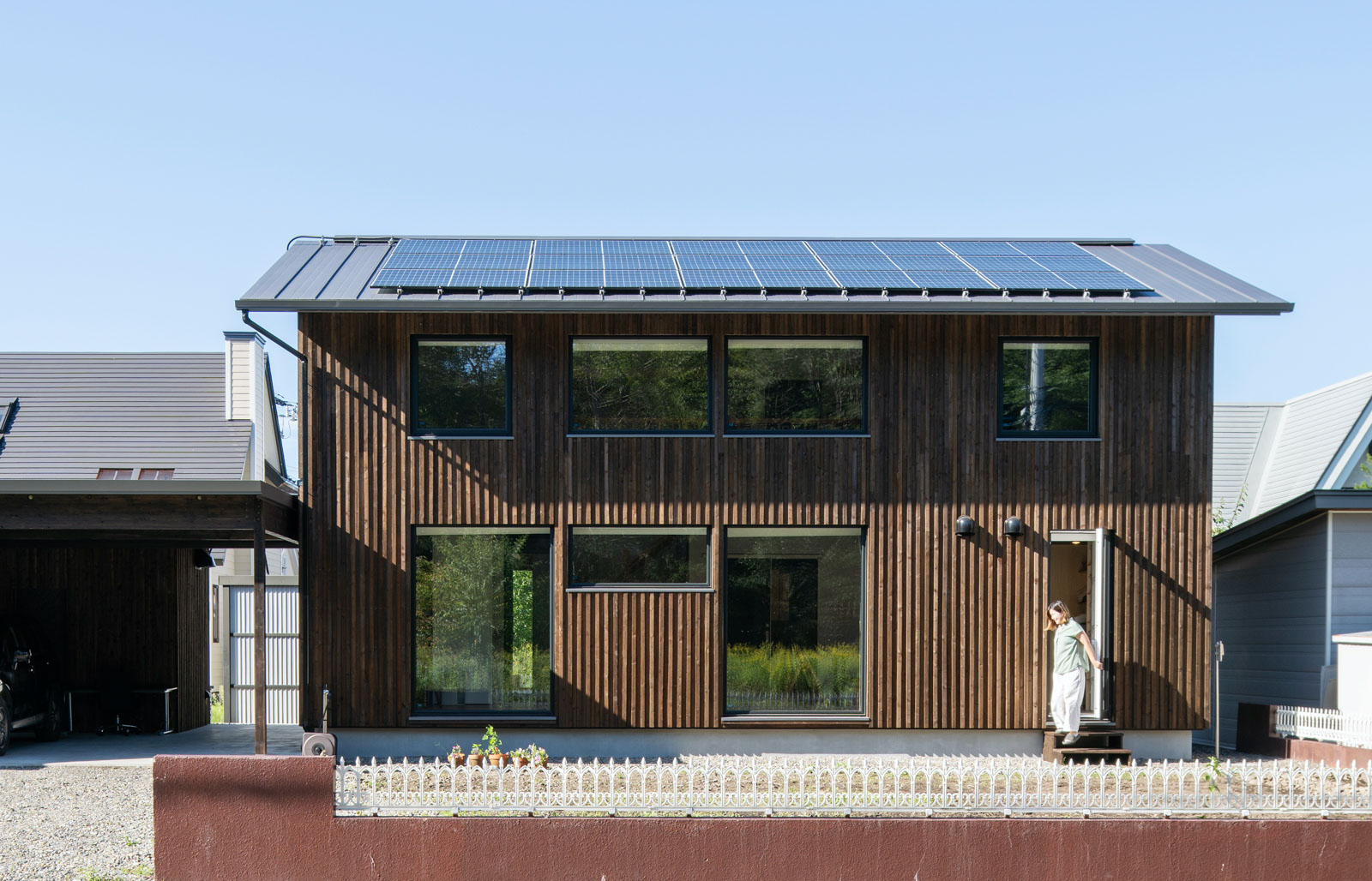 屋根に約7kWの太陽光発電パネルを搭載したOさま宅。「長期優良住宅やBELSの認定を取得するZEH仕様の高い性能、採用したいと思っていた太陽光発電の施工実績が豊富なことも大きな決め手になりました」