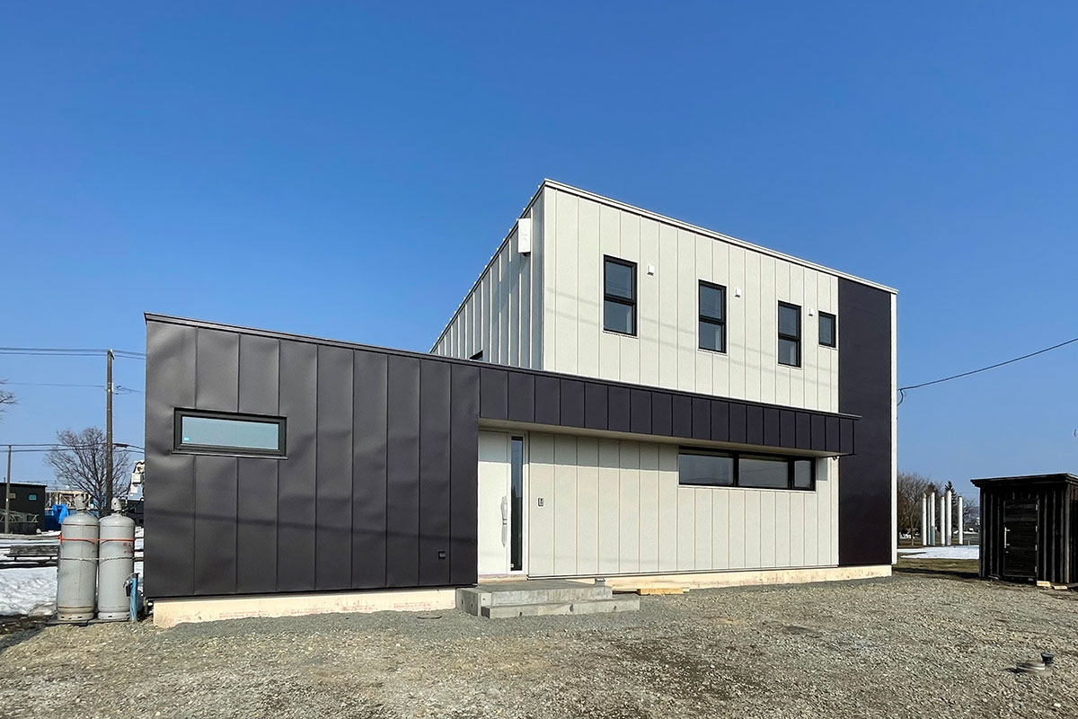 壁面太陽光発電パネルは、建物向かって右側の縦長の板金仕上げの位置に施工される予定