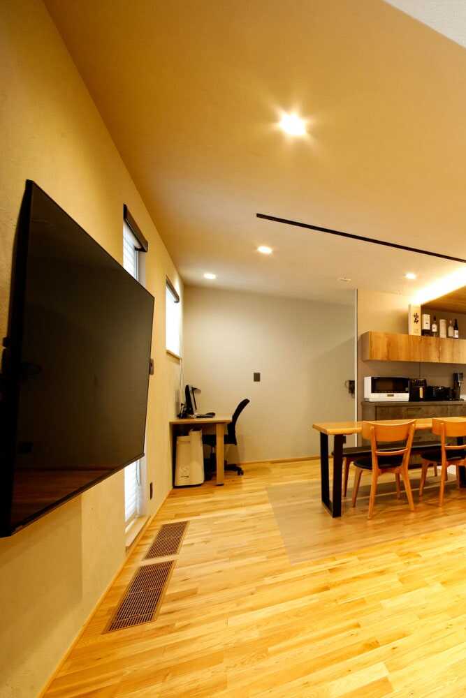 エアコンからの快適な温度の熱が床に設けられたガラリから住まい全体に伝わる。高温・低温の風を出さないので、気流の不快感もない