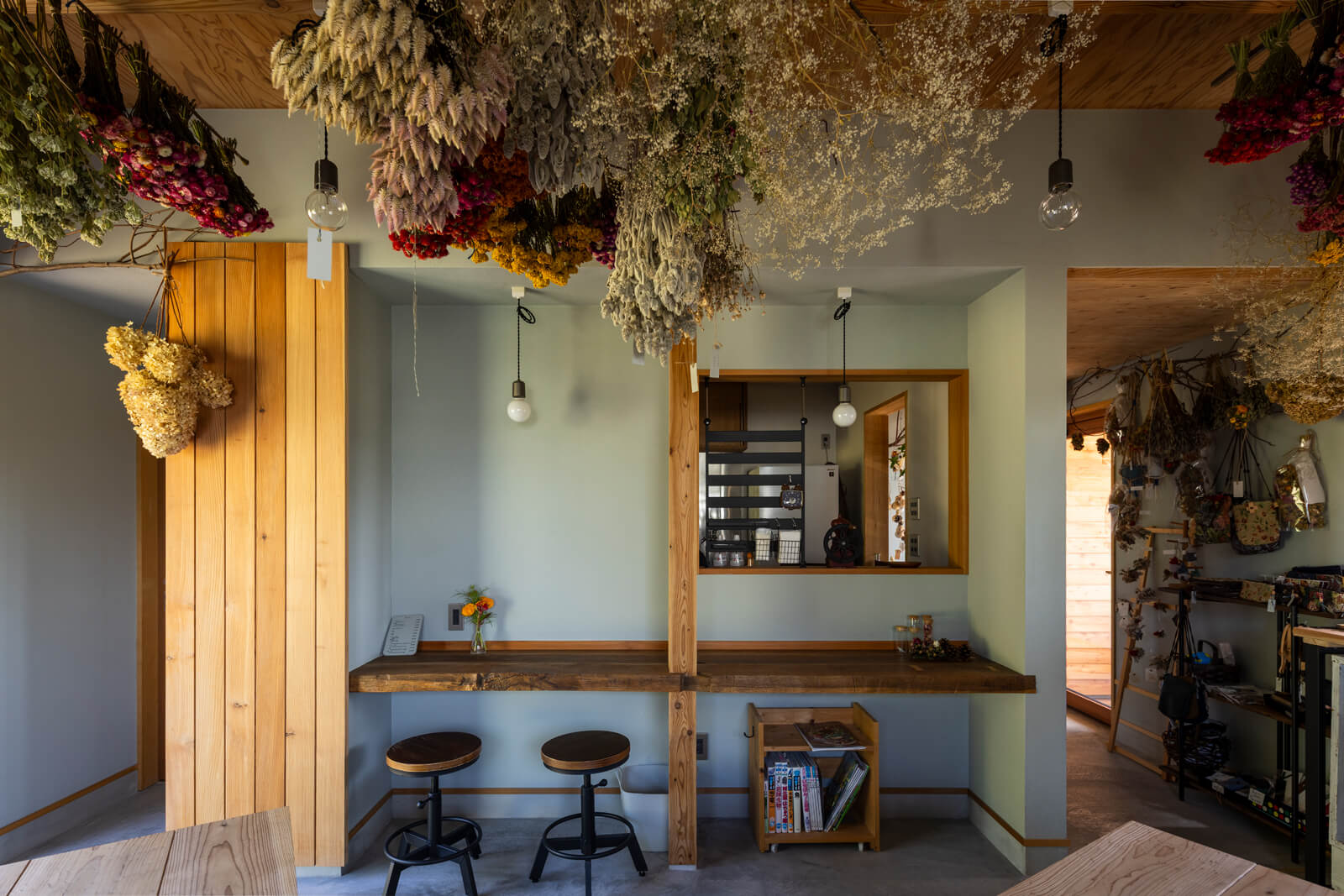 店舗にはカフェも併設。カウンターには、武部建設がストックしていた古民家の解体材、タモを採用。既存の加工跡や節、割れもそのまま意匠として生かした