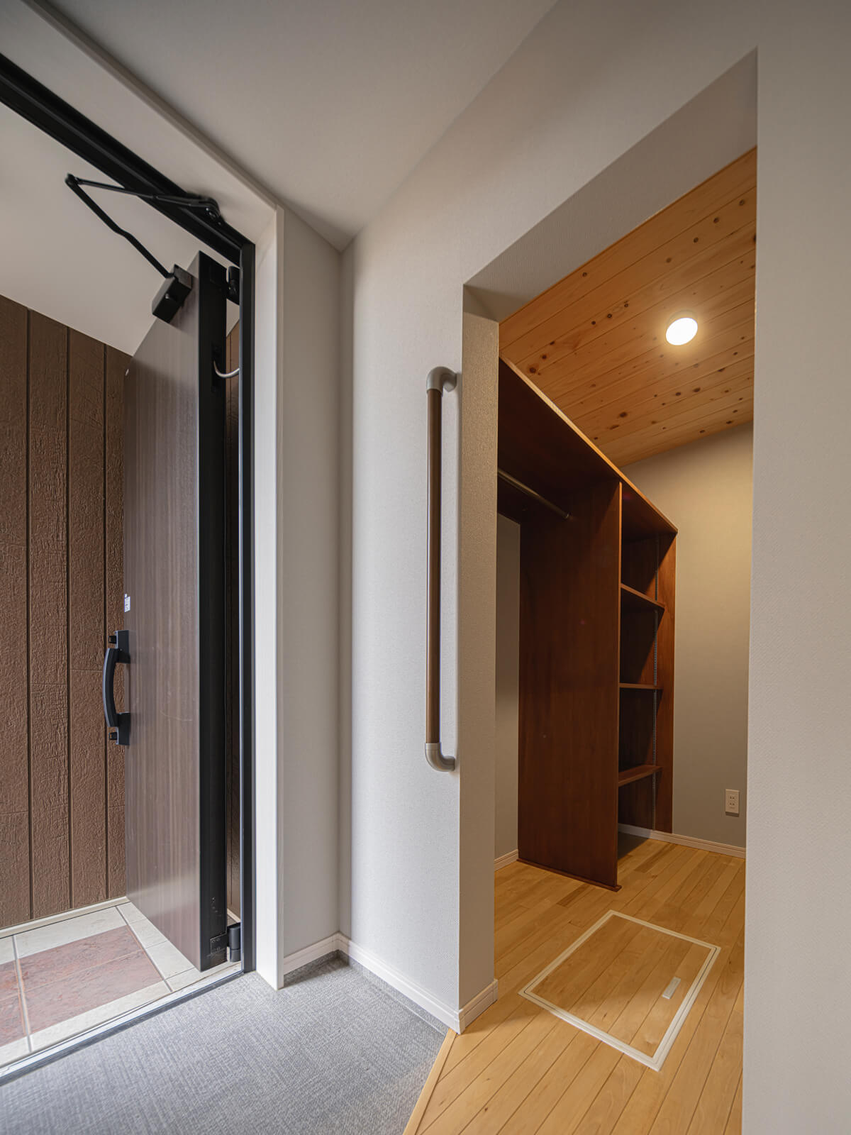 玄関入ってすぐのところに大容量の収納スペースを設け、リビングをスッキリ保てるようにした