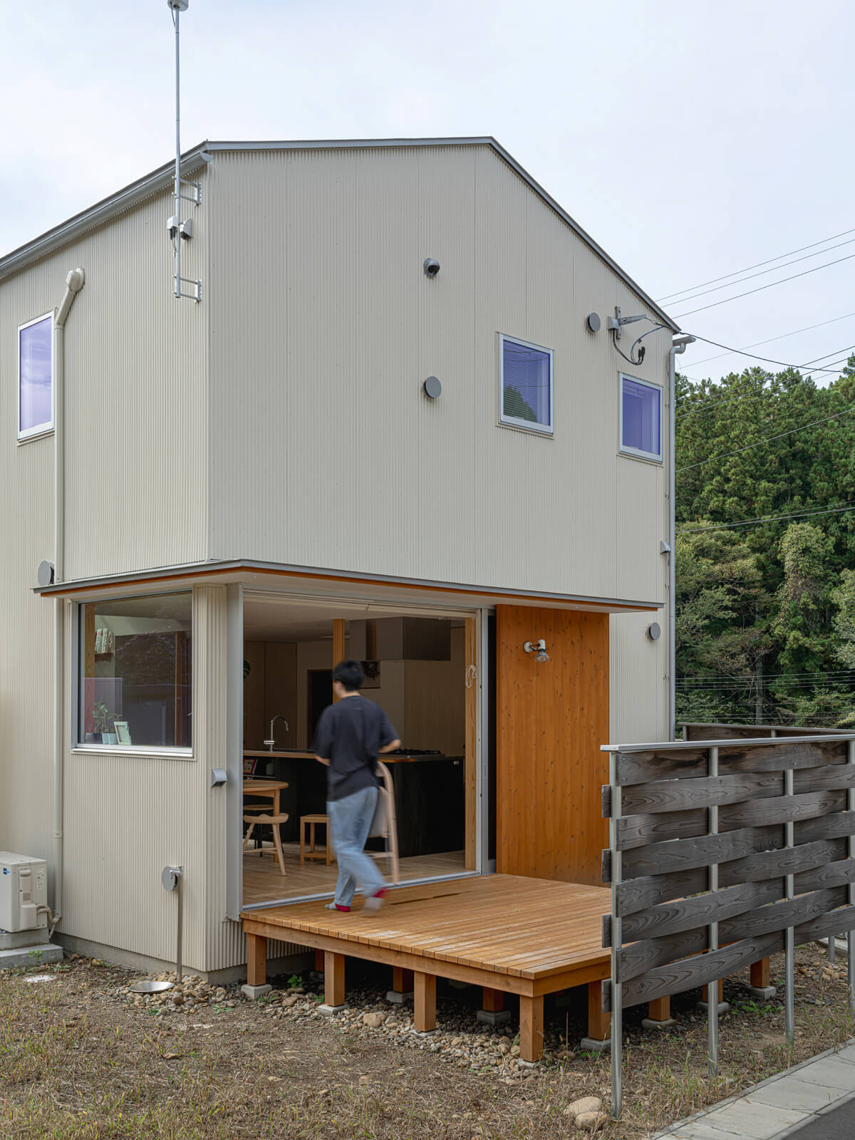 見晴らしのいい北側に設けられたテラス。夏は日陰になるのでアウトドアリビングとしても最適。木を交互に編むように施工する、通称「うねうねフェンス」も造作。外からの視線をカットし、内側からは外の景色が見える高さに設定されている