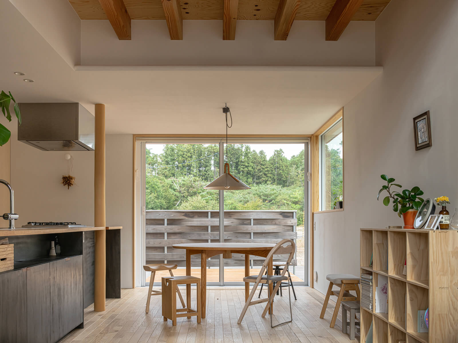 郊外ならではのおおらかな暮らしを叶えた室内。テラスに直結する北側の大開口は景色を楽しむためのもので、南側の窓は日射熱を取り込むためのものと、用途を明確に分けて窓を配置している