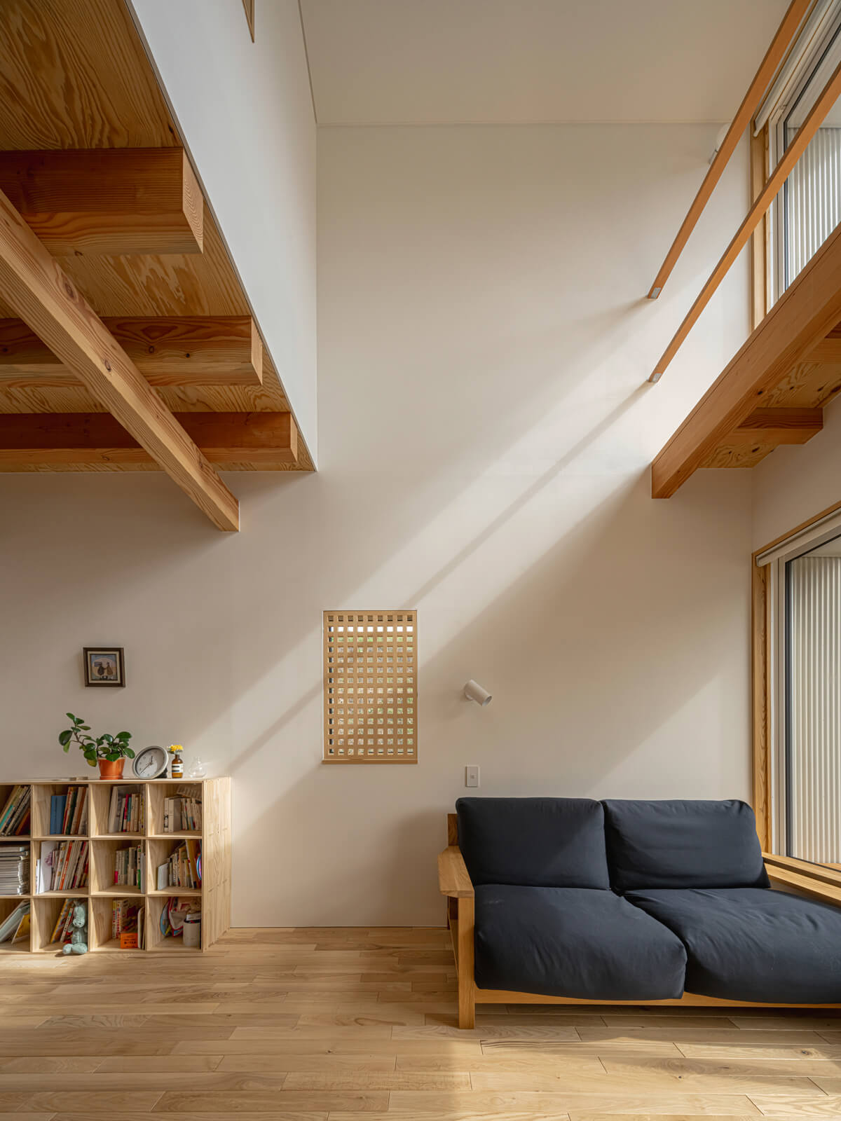 玄関を入ると、視線の先には「永田格子」と通称される建具をはめ込んだ小窓が。格子から漏れる光の変化も心地よい