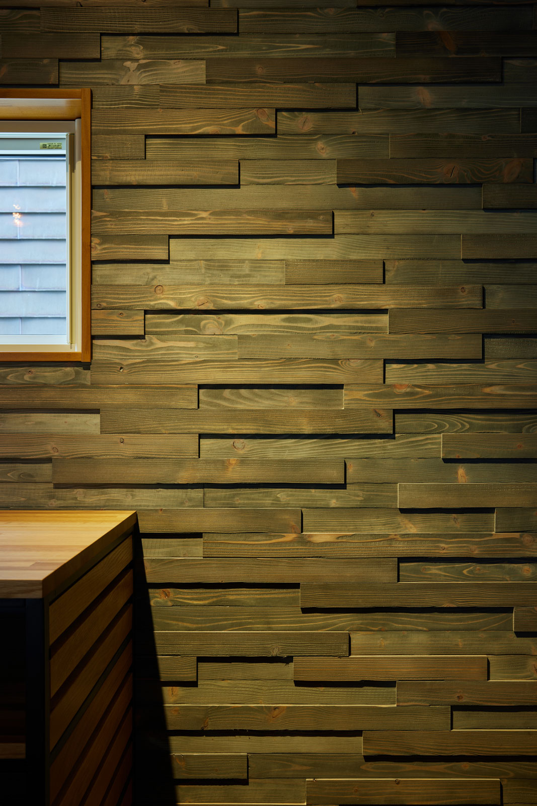 ブラックウォールナットのデザイナーズウォール。立体的な壁面は部屋全体のアクセントとなっている