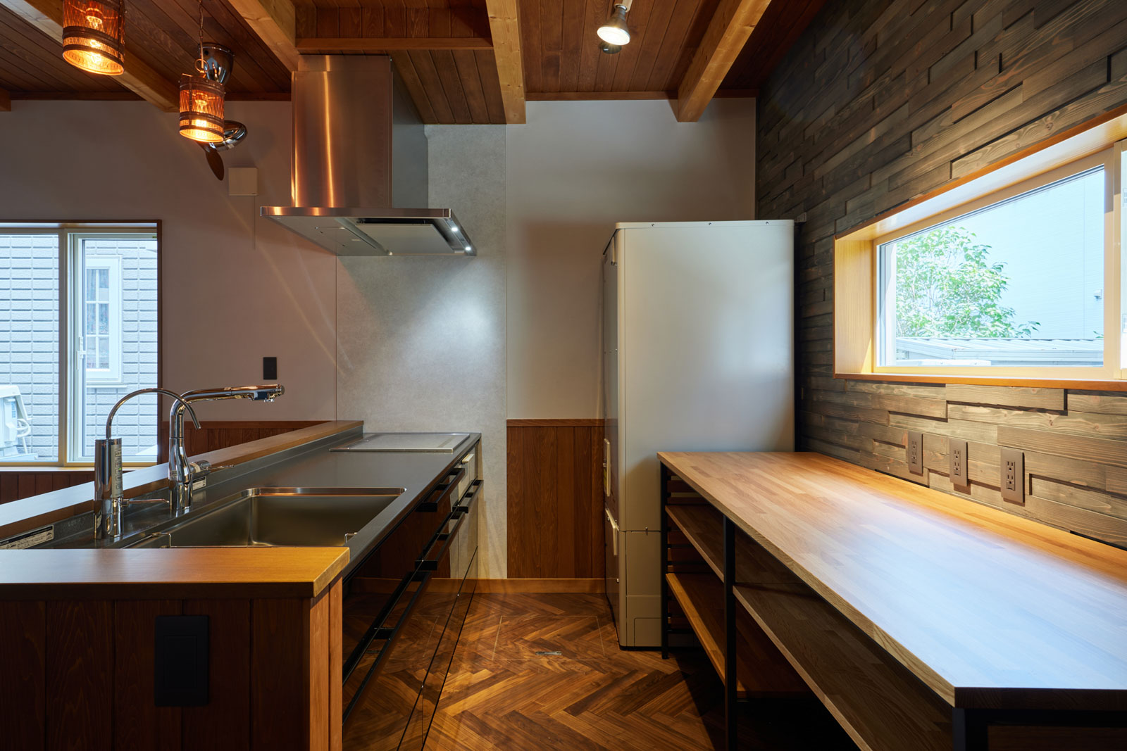 対面式キッチンは、吊り戸棚や食器棚などの収納スペースを最低限に抑え、すっきりした印象に